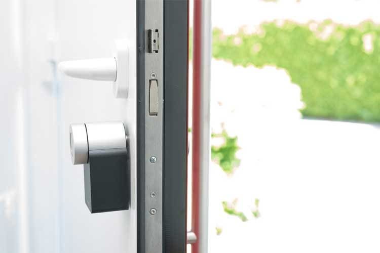 Elektronische Türschlösser werden auf der Innenseite der Tür montiert und sind in der Regel nicht von außen zu sehen Elektronische Türschlösser werden auf der Innenseite der Tür montiert und sind in der Regel nicht von außen zu sehen
