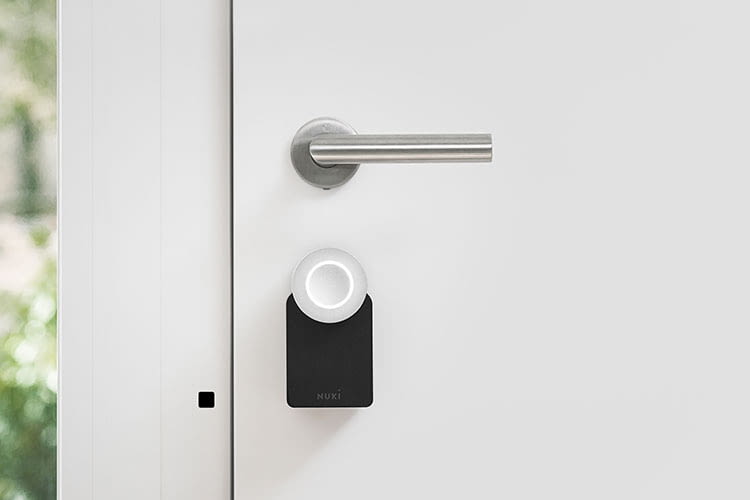 Das Nuki Smart Lock Türschloss ist lediglich an der Innenseite angebracht und verändert damit nicht den Versicherungsschutz der Tür Das Nuki Smart Lock Türschloss ist lediglich an der Innenseite angebracht und verändert damit nicht den Versicherungsschutz der Tür
