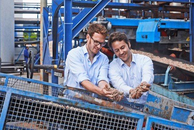 Simon und Jakob von Polarstern-Energie begutachten die Zuckerrübenschnitzel-Verarbeitung Simon und Jakob von Polarstern-Energie begutachten die Zuckerrübenschnitzel-Verarbeitung