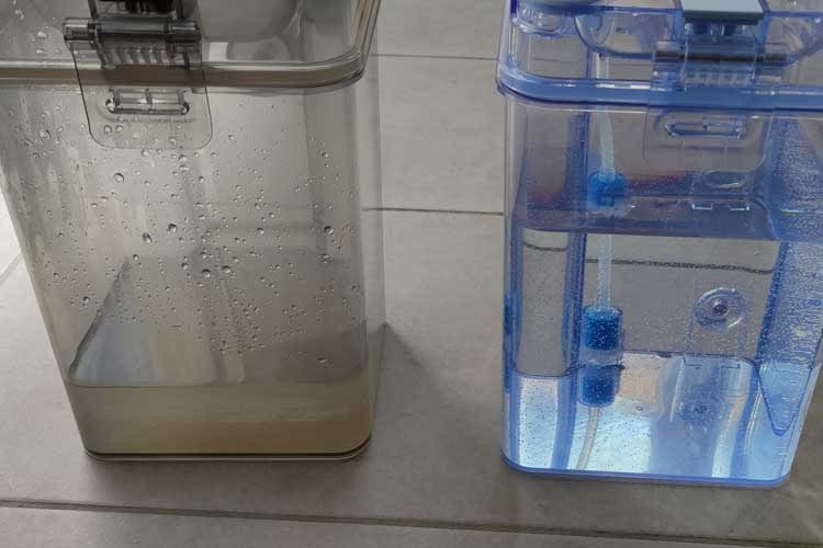 Während im blauen Behälter Frischwasser eingefüllt wird, pumpt die OMNI-Station verunreinigtes Wasser in den schwarzen Behälter Während im blauen Behälter Frischwasser eingefüllt wird, pumpt die OMNI-Station verunreinigtes Wasser in den schwarzen Behälter