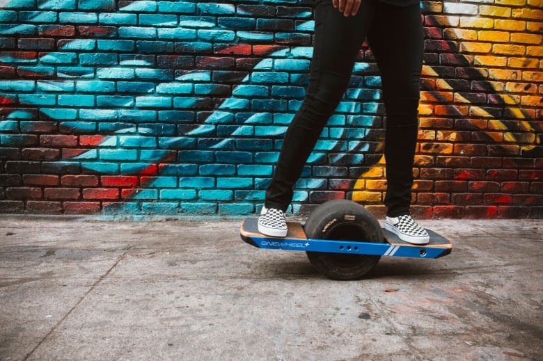 Fahren fühlt sich mit dem OneWheel+ fast wie Fliegen an Fahren fühlt sich mit dem OneWheel+ fast wie Fliegen an