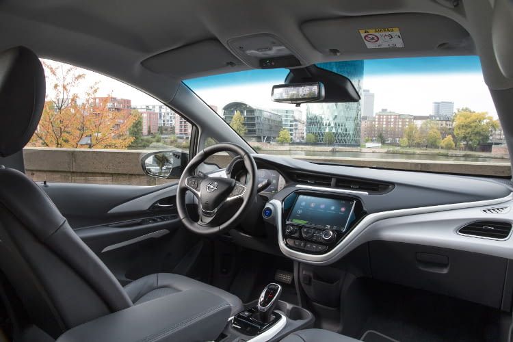 Der Opel Ampera e bietet im Innenraum gute Platzverhältnisse und Übersicht. Der Opel Ampera e bietet im Innenraum gute Platzverhältnisse und Übersicht.