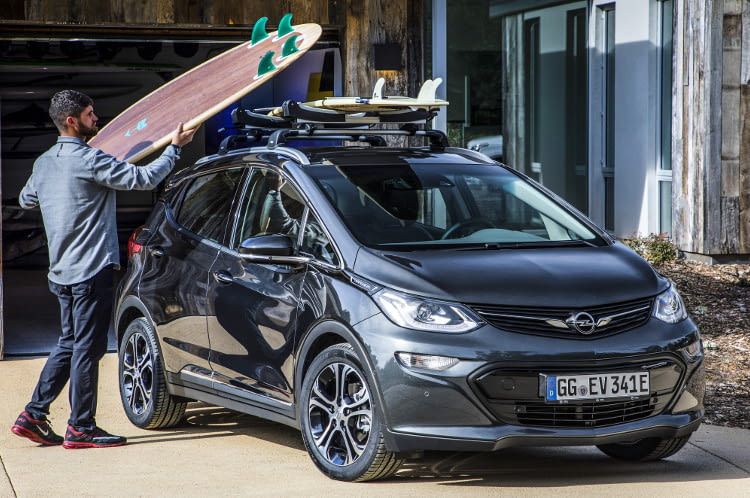 Der Opel Ampera e ist für vielfälitge Familien- und Freizeitaktivitäten gerüstet. Der Opel Ampera e ist für vielfälitge Familien- und Freizeitaktivitäten gerüstet.