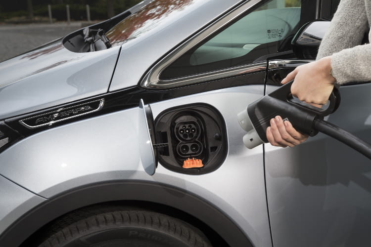 Mit dem CCS Schnellladesystem können in 30 Minuten bis zu 150 km Reichweite aufgeladen werden. Mit dem CCS Schnellladesystem können in 30 Minuten bis zu 150 km Reichweite aufgeladen werden.