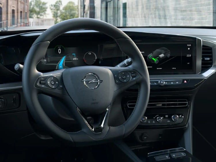 Man sieht den Innenraum des Opel Mokka-e mit Lenkrad und Entertainment Anlage Man sieht den Innenraum des Opel Mokka-e mit Lenkrad und Entertainment Anlage