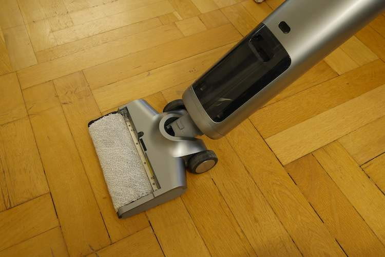 Mit der breiten Wischwalze entfernt der Osotek H200 Schmutz effektiv. Mit der breiten Wischwalze entfernt der Osotek H200 Schmutz effektiv.