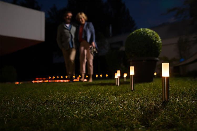 OSRAM-Außenspots beleuchten z. B. Wegen, Skulpturen oder Blumenbeete OSRAM-Außenspots beleuchten z. B. Wegen, Skulpturen oder Blumenbeete