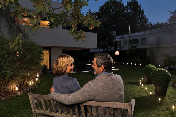 Mit OSRAM LIGHTIFY lässt sich auch die Gartenbeleuchtung mit dem Handy steuern Mit OSRAM LIGHTIFY lässt sich auch die Gartenbeleuchtung mit dem Handy steuern