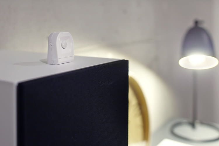 Dieser kompakte Bewegungsmelder kann stehend oder hängend angebracht werden Dieser kompakte Bewegungsmelder kann stehend oder hängend angebracht werden