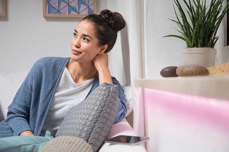 Der OSRAM Smart+ Lichtstreifen kann 16 Millionen verschiedene Farben und zudem unterschiedliche weiße Farbtemperaturen anzeigen Der OSRAM Smart+ Lichtstreifen kann 16 Millionen verschiedene Farben und zudem unterschiedliche weiße Farbtemperaturen anzeigen