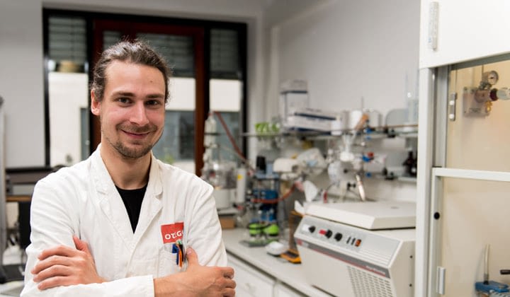Silas Aslan, Materialentwickler bei otego, im neuen Syntheselabor Silas Aslan, Materialentwickler bei otego, im neuen Syntheselabor