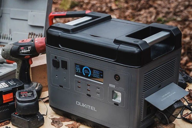 Eine Powerstation speichert Solarenergie und versorgt anschließend Geräte mit Strom Eine Powerstation speichert Solarenergie und versorgt anschließend Geräte mit Strom