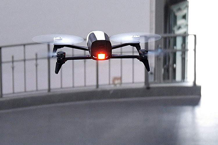 Das helle LED-Licht auf der Rückseite von Parrot Bebop 2 FPV sorgt für gute Sichtbarkeit Das helle LED-Licht auf der Rückseite von Parrot Bebop 2 FPV sorgt für gute Sichtbarkeit