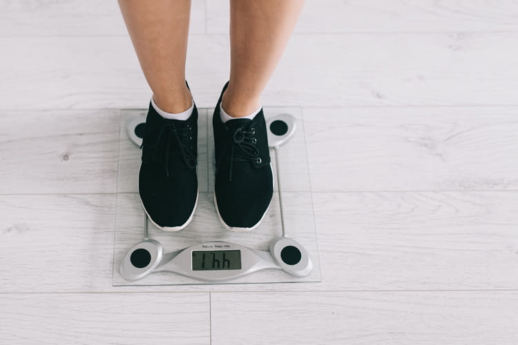 So besser nicht: Das Tragen von Schuhen oder Socken verfälscht das Messergebnis So besser nicht: Das Tragen von Schuhen oder Socken verfälscht das Messergebnis