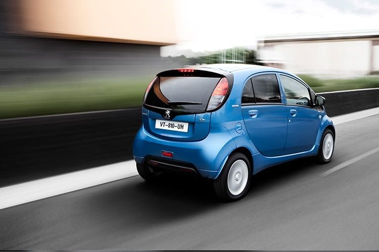 Bis zu 130 km/h Höchstgeschwindigkeit sind mit dem kleinen Franzosen Peugeot iOn möglich Bis zu 130 km/h Höchstgeschwindigkeit sind mit dem kleinen Franzosen Peugeot iOn möglich