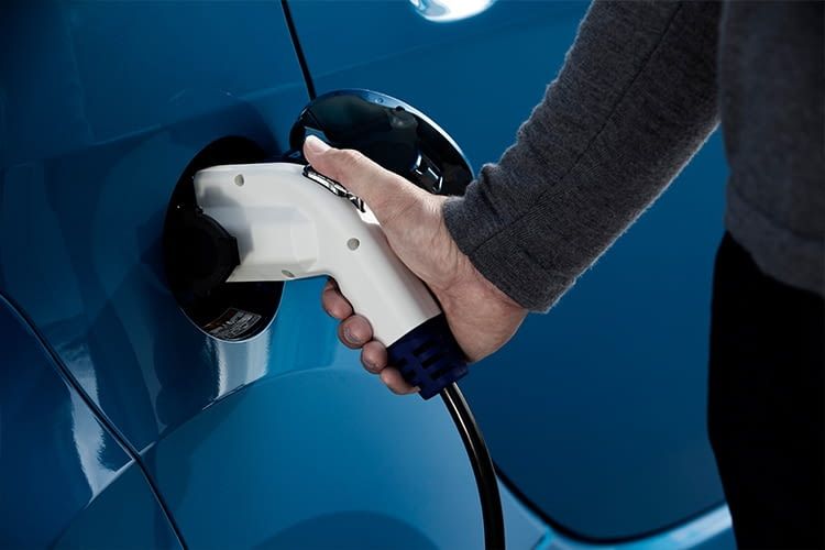 Über eine CHAdeMO-Ladestation lässt sich der Peugeot iOn in 30 Minuten zu 80% laden Über eine CHAdeMO-Ladestation lässt sich der Peugeot iOn in 30 Minuten zu 80% laden