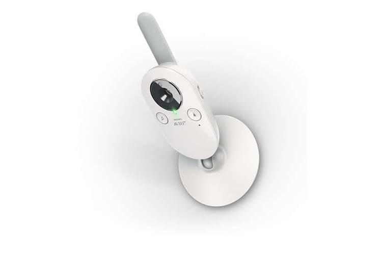 Die Kamera kann aufgestellt oder an einer Wand montiert werden Die Kamera kann aufgestellt oder an einer Wand montiert werden