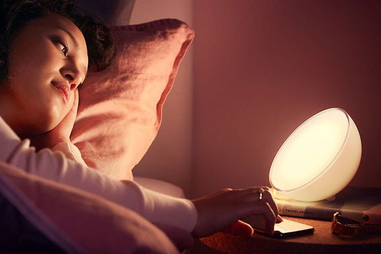 Auch im Schlafzimmer macht die LED Leuchte Philips Hue Go eine gute Figur Auch im Schlafzimmer macht die LED Leuchte Philips Hue Go eine gute Figur