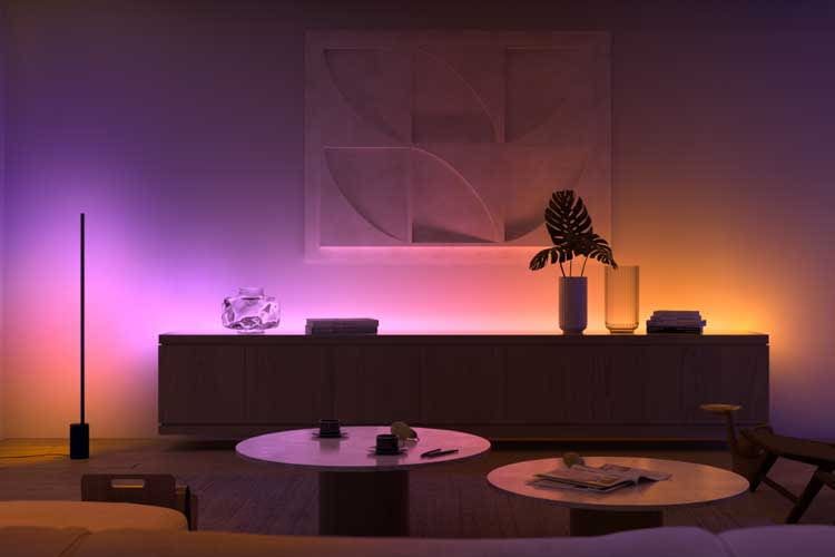 Neben der Philips Hue Gradient Signe Tischleuchte bietet Signify auch eine Stehleuchte als Modellvariante an Neben der Philips Hue Gradient Signe Tischleuchte bietet Signify auch eine Stehleuchte als Modellvariante an