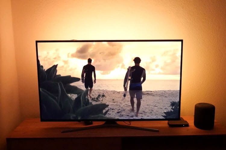 Dank der Philips Hue Play HDMI Sync Box genießen Nutzer einen starken Ambilight-Effekt Dank der Philips Hue Play HDMI Sync Box genießen Nutzer einen starken Ambilight-Effekt
