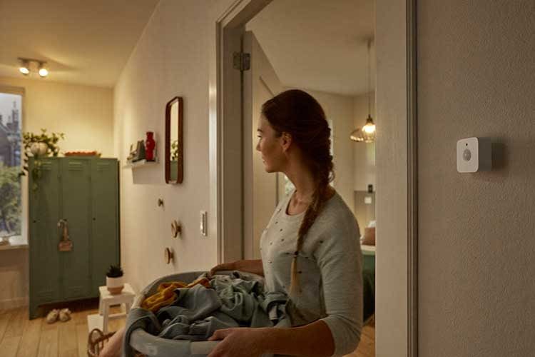 Der Philips Hue Indoor Bewegungsmelder lässt sich dezent an der Wand befestigen Der Philips Hue Indoor Bewegungsmelder lässt sich dezent an der Wand befestigen