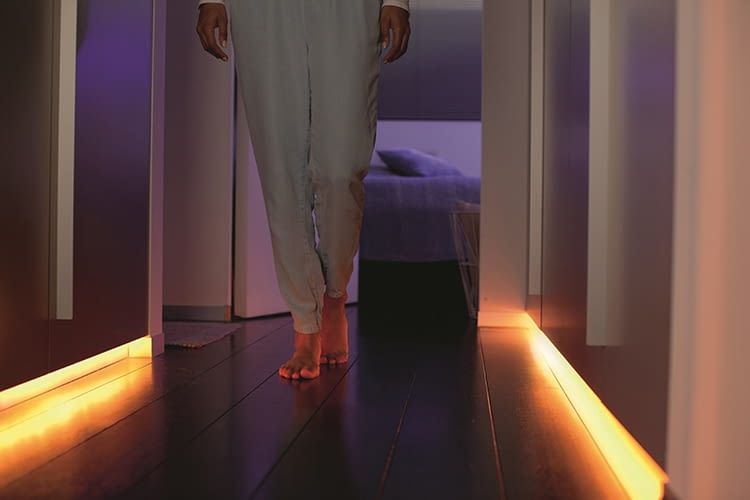 Phlips Hue LightStrip Plus eignet sich auch für Boden-Leitsysteme Phlips Hue LightStrip Plus eignet sich auch für Boden-Leitsysteme