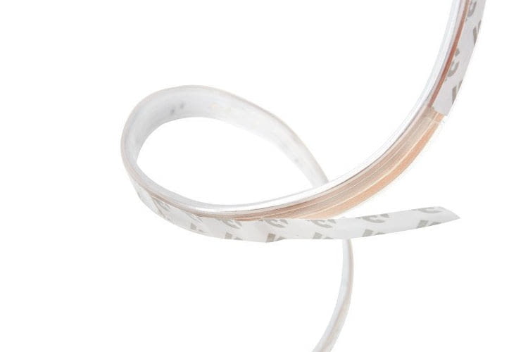 Philips Hue LightStrip Plus lässt sich per Klebefolie an Oberflächen befestigen Philips Hue LightStrip Plus lässt sich per Klebefolie an Oberflächen befestigen