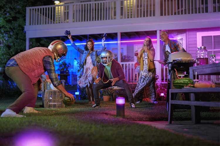 Auch für den Garten oder die Terasse bietet Philips Hue ein großes Leuchtmittelsortiment Auch für den Garten oder die Terasse bietet Philips Hue ein großes Leuchtmittelsortiment