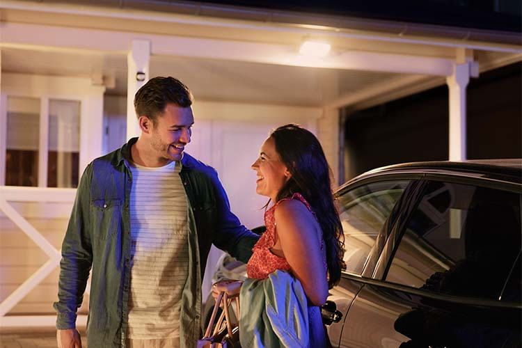 Mit dem Philips Hue Outdoor Bewegungssensor geht das Licht beim nach Hause kommen automatisch an Mit dem Philips Hue Outdoor Bewegungssensor geht das Licht beim nach Hause kommen automatisch an