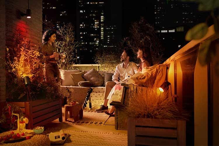 Die Philips Hue Outdoor-Leuchtstreifen eignen sich auch für den Balkon Die Philips Hue Outdoor-Leuchtstreifen eignen sich auch für den Balkon