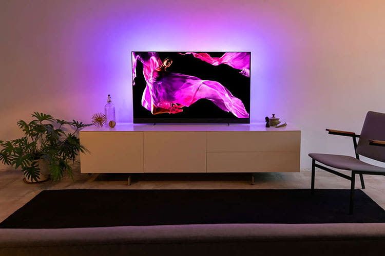 Der 65 Zoll OLED TV Philips 65OLED903/12 bietet dank Ambilight ein immersives Fernseh-Erlebnis Der 65 Zoll OLED TV Philips 65OLED903/12 bietet dank Ambilight ein immersives Fernseh-Erlebnis