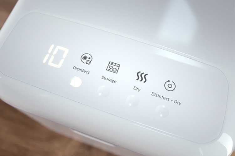 Die Bedienung der Philips UV-C-Desinfektionsbox erfolgt auf der Geräteoberseite, wo sich auch die Timer-Anzeige befindet Die Bedienung der Philips UV-C-Desinfektionsbox erfolgt auf der Geräteoberseite, wo sich auch die Timer-Anzeige befindet