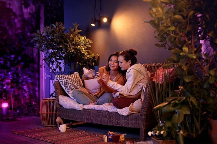 Philips Hue Outdoorleuchten eignen sich auch zur Terrassenbeleuchtung Philips Hue Outdoorleuchten eignen sich auch zur Terrassenbeleuchtung