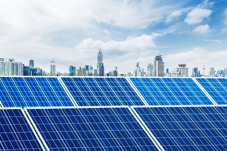 E-Autos als Zwischenspeicher könnten überschüssige Energie speichern und im Bedarfsfall abgeben E-Autos als Zwischenspeicher könnten überschüssige Energie speichern und im Bedarfsfall abgeben