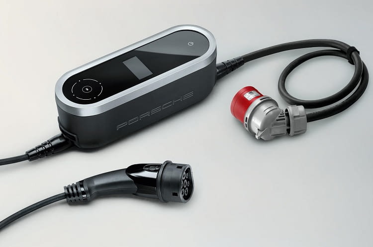 An der Haushaltssteckdose wird der Porsche Panamera E-Hybrid in etwa 8 Stunden aufgeladen An der Haushaltssteckdose wird der Porsche Panamera E-Hybrid in etwa 8 Stunden aufgeladen