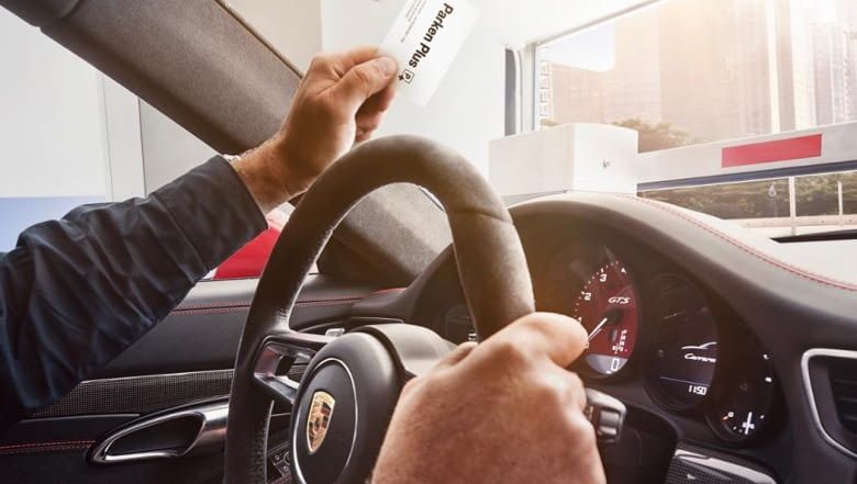 Sobald die Parken Plus-RFID-Karte in Reichweite der Schranke ist, öffnet sich diese automatisch Sobald die Parken Plus-RFID-Karte in Reichweite der Schranke ist, öffnet sich diese automatisch