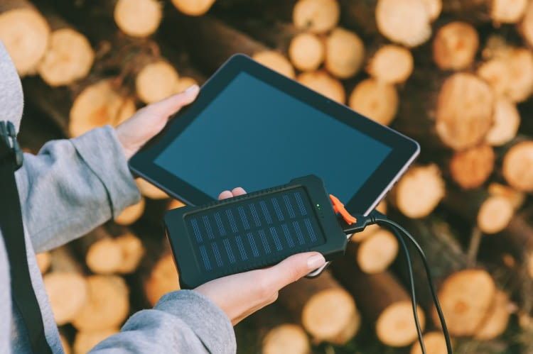 Powerbanks mit Solarmodulen sind Alternativen zu kleinen Solarladegeräten mit wenig Leistung. Powerbanks mit Solarmodulen sind Alternativen zu kleinen Solarladegeräten mit wenig Leistung.