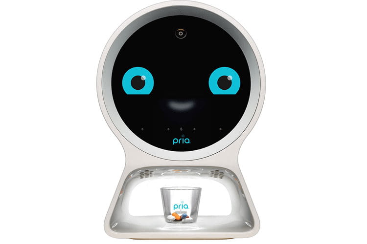 Pria füllt die nötige Dosierung der Medikamente pünktlich in den Pillen-Becher Pria füllt die nötige Dosierung der Medikamente pünktlich in den Pillen-Becher