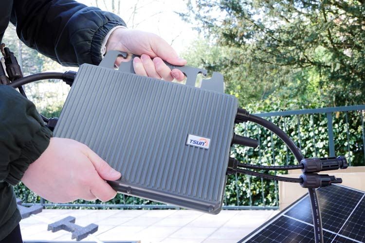 Die Wechselrichtermontage kostete uns im priwatt Test am meisten Zeit Die Wechselrichtermontage kostete uns im priwatt Test am meisten Zeit