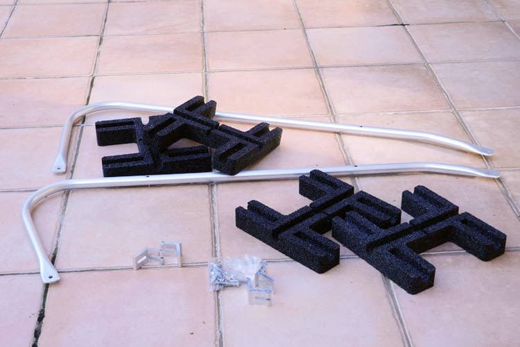 Zu jedem Solarpanel werden zwei Metallhaltebügel mitgeliefert, die wir uns etwas massiver gewünscht hätten Zu jedem Solarpanel werden zwei Metallhaltebügel mitgeliefert, die wir uns etwas massiver gewünscht hätten