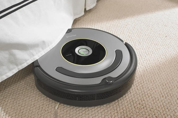 iRobot Roomba 615 / 616 saugt auch unter Betten, Regalen oder Tischen iRobot Roomba 615 / 616 saugt auch unter Betten, Regalen oder Tischen