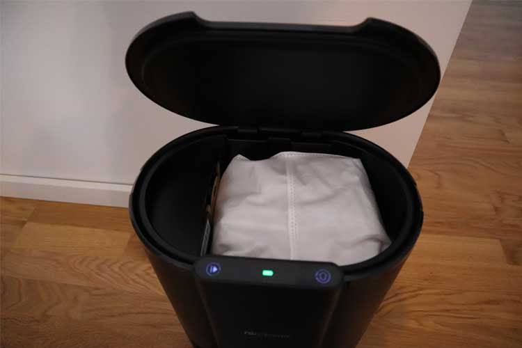 Der Staubbeutel lässt sich einfach aus der Absaugstation entnehmen Der Staubbeutel lässt sich einfach aus der Absaugstation entnehmen