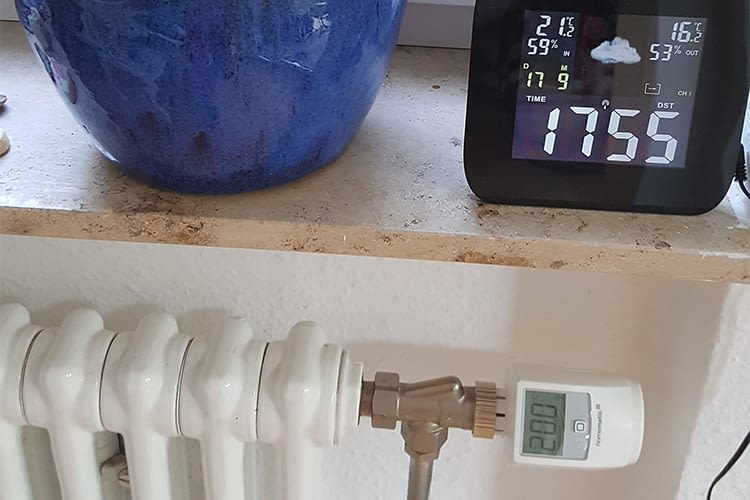 Der Heizkörperthermostat bezieht die Daten des Wettersensors mit ein Der Heizkörperthermostat bezieht die Daten des Wettersensors mit ein