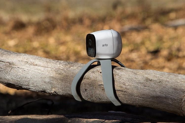 Mit einer Quadpod-Halterung kann Arlo Go fast überall befestigt werden Mit einer Quadpod-Halterung kann Arlo Go fast überall befestigt werden