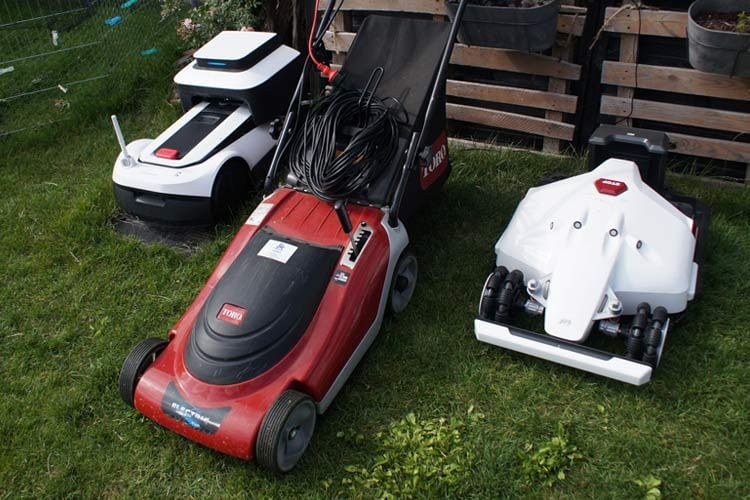 Dieser Größenvergleich zeigt, dass Mähroboter deutlich weniger Platz benötigen als das klassische Modell in der Mitte