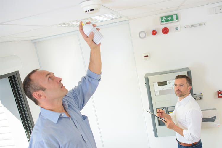 Mit einem Rauchspray lassen sich Geräte schnell und günstig prüfen Mit einem Rauchspray lassen sich Geräte schnell und günstig prüfen