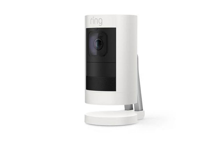 Die Ring Stick Up Cam Battery wird per Akku mit Energie versorgt. Kabel sind dadurch überflüssig Die Ring Stick Up Cam Battery wird per Akku mit Energie versorgt. Kabel sind dadurch überflüssig