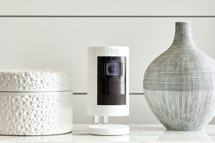 Mit dem ansprechenden Design findet die Ring Stick Up Cam auch im Wohnzimmer Platz Mit dem ansprechenden Design findet die Ring Stick Up Cam auch im Wohnzimmer Platz