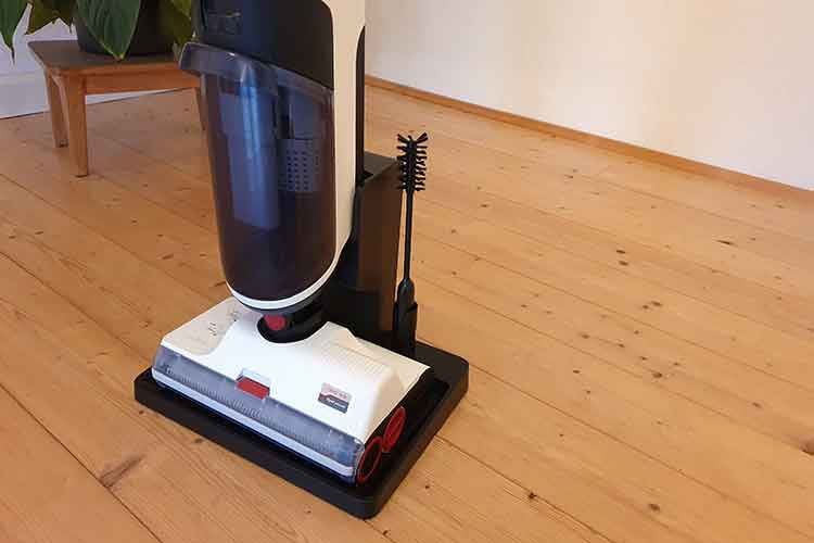 Akku-Wischsauger Roborock Dyad in der Ladestation. Dort lässt sich auch die Selbstreinigung der Rollen aktivieren Akku-Wischsauger Roborock Dyad in der Ladestation. Dort lässt sich auch die Selbstreinigung der Rollen aktivieren