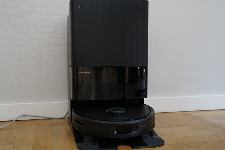 Der Roborock Q Revo Saugroboter angedockt an der Lade-/Reinigungsstation Der Roborock Q Revo Saugroboter angedockt an der Lade-/Reinigungsstation